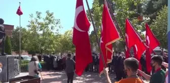 Gazi eşi, törene vefat eden eşinin kıyafetleriyle katıldı