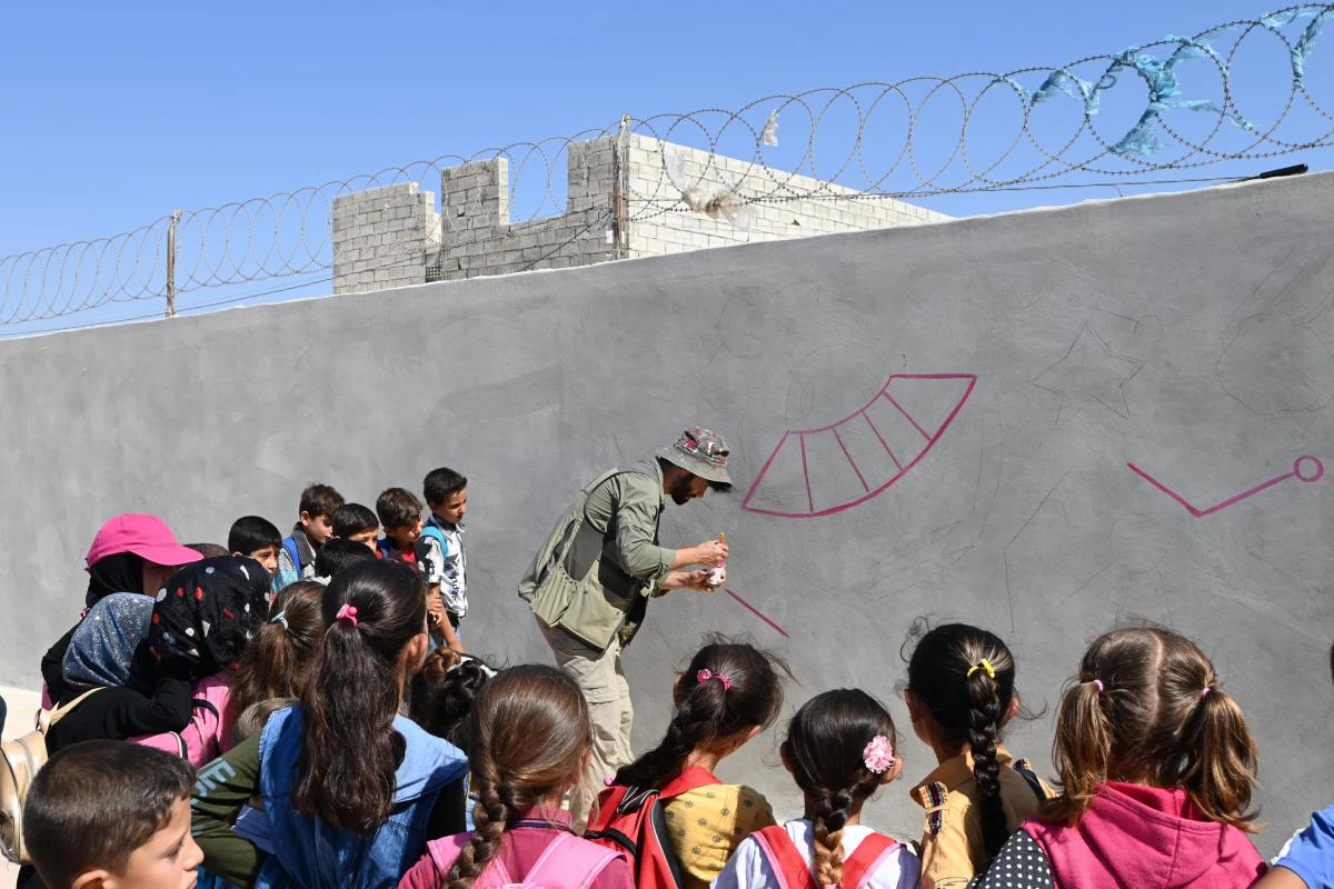 Son dakika haberi: Genç ressam, Suriye\'deki yetim çocuklarla resim yaptı