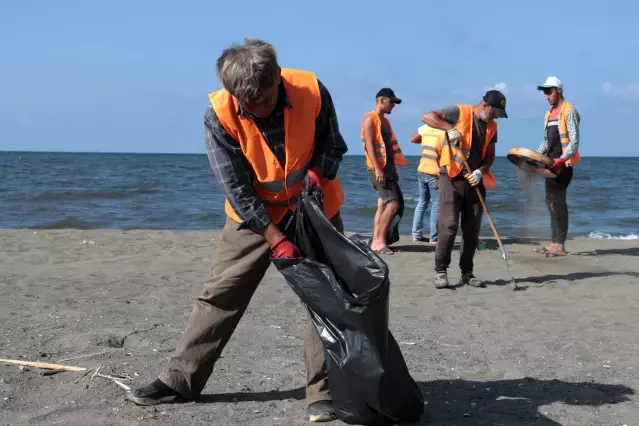 Samandağ'da petrol temizliği çalışmaları 17 gündür sürüyor