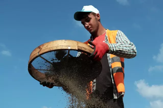 Samandağ'da petrol temizliği çalışmaları 17 gündür sürüyor