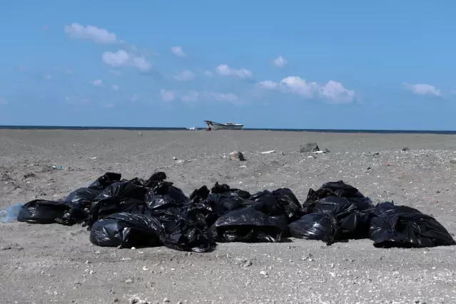 Samandağ'da petrol temizliği çalışmaları 17 gündür sürüyor