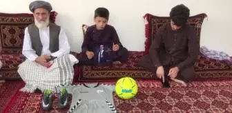 ????KABİL - ABD uçağından düşen Afgan milli futbolcunun ailesi pilotların yargılanmasını istiyor