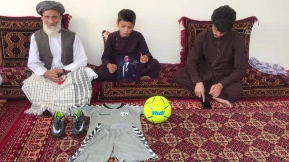 ????KABİL - ABD uçağından düşen Afgan milli futbolcunun ailesi pilotların yargılanmasını istiyor