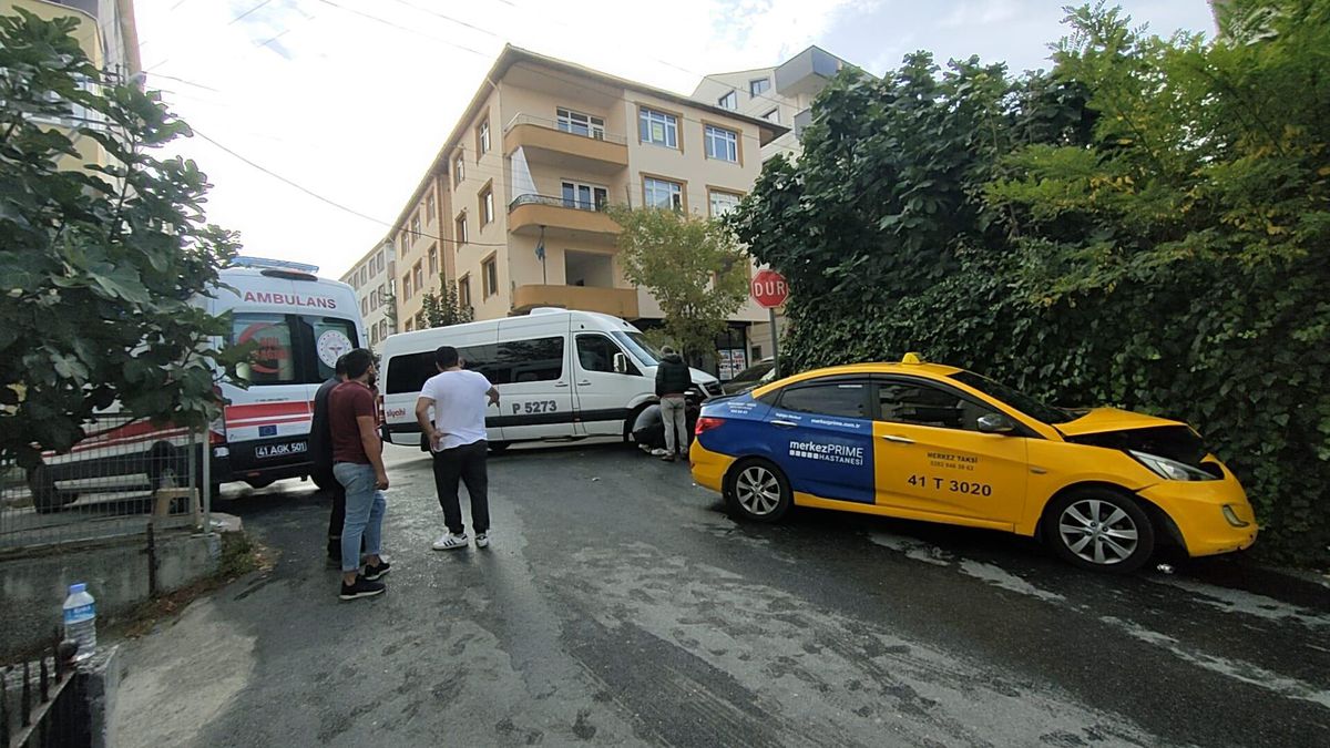 Kocaeli\'de servis minibüsü ile çarpışan taksinin sürücüsü yaralandı