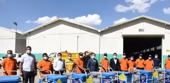 Nusaybin Belediyesi Sıfır Atık Projesi kapsamında temizlik personeline ikili çöp toplama aracı dağıttı