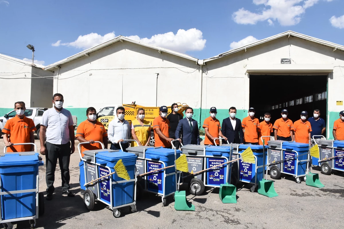 Nusaybin Belediyesi Sıfır Atık Projesi kapsamında temizlik personeline ikili çöp toplama aracı dağıttı