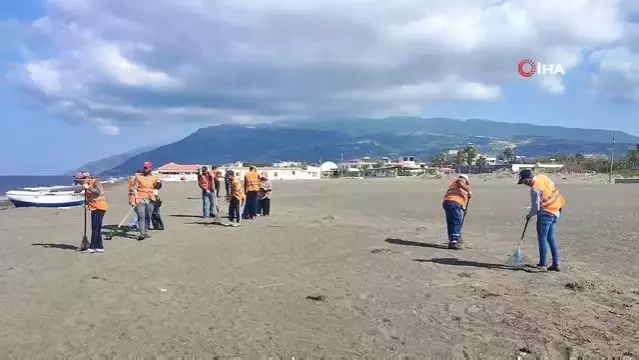 Samandağ'da petrol temizliği çalışmaları 17 gündür sürüyor