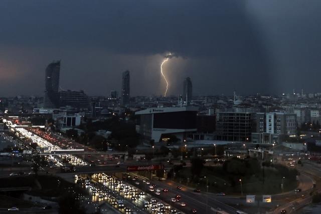 Şimşekler İstanbul'da geceyi aydınlattı! Ortaya kartpostallık fotoğraflar çıktı