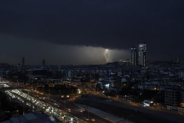 Şimşekler İstanbul'da geceyi aydınlattı! Ortaya kartpostallık fotoğraflar çıktı