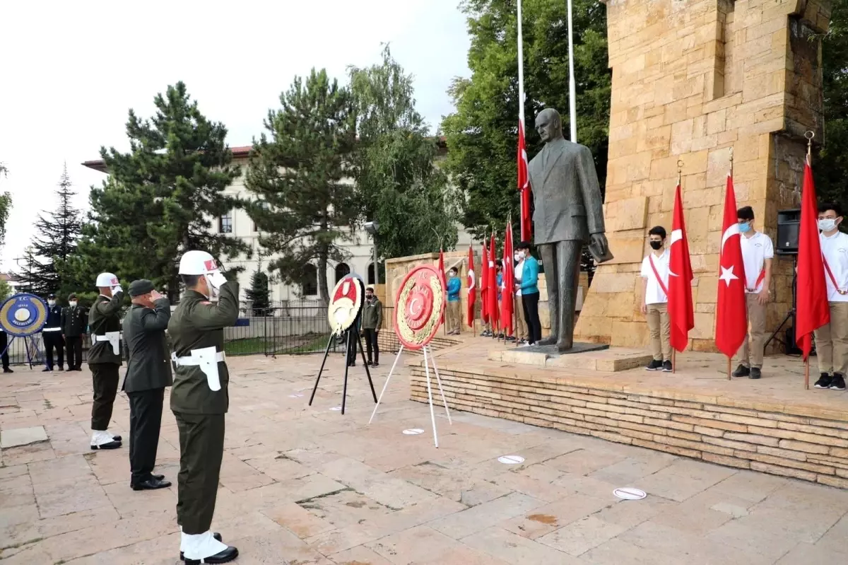 Sivas\'ta 19 Eylül Gaziler Günü dolayısıyla anıta çelenk sunuldu