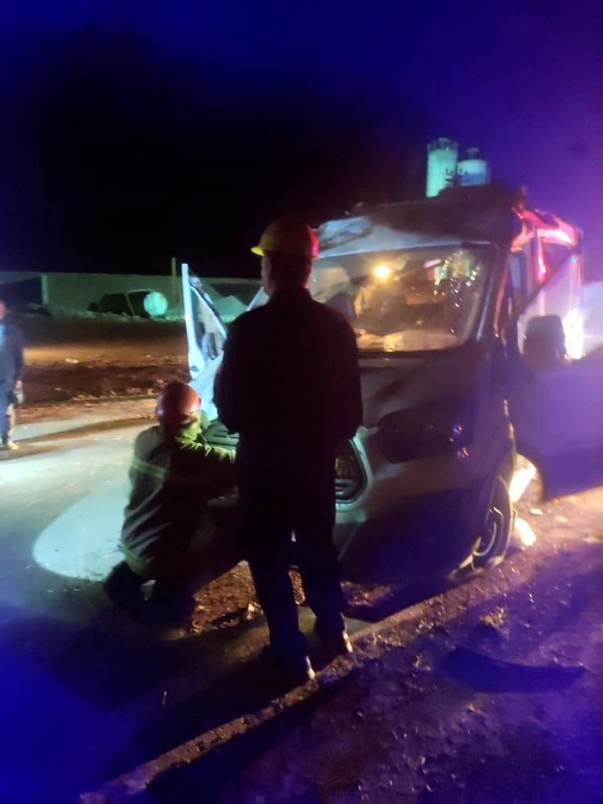 Sürücüsünün uyukladığı minibüs bariyerlere çarptı: 7 yaralı
