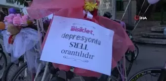 Süslü Kadınlar Bisiklet Turunda renkli görüntüler
