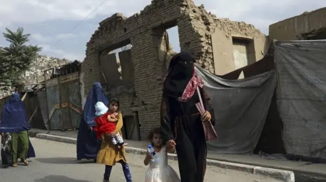 Taliban, kadına verdiği sözü çabuk unuttu: Evden çıkmayın Taliban, kadına verdiği sözü çabuk unuttu: Evden çıkmayın