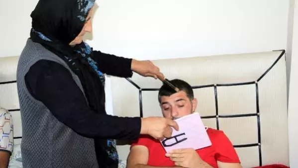 4 engelli çocuğuna hem annelik hem de babalık yapıyor