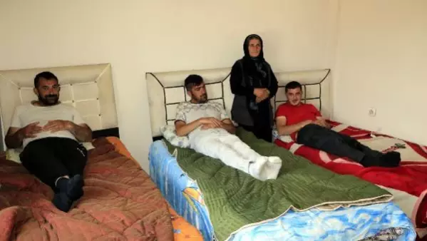 4 engelli çocuğuna hem annelik hem de babalık yapıyor