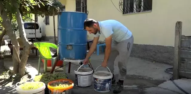 Geleneksel usul hazırlanan üzüm pekmezinin kilosu 100 liradan satılıyor Geleneksel usul hazırlanan üzüm pekmezinin kilosu 100 liradan satılıyor