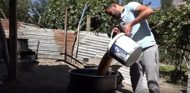 Geleneksel usul hazırlanan üzüm pekmezinin kilosu 100 liradan satılıyor Geleneksel usul hazırlanan üzüm pekmezinin kilosu 100 liradan satılıyor