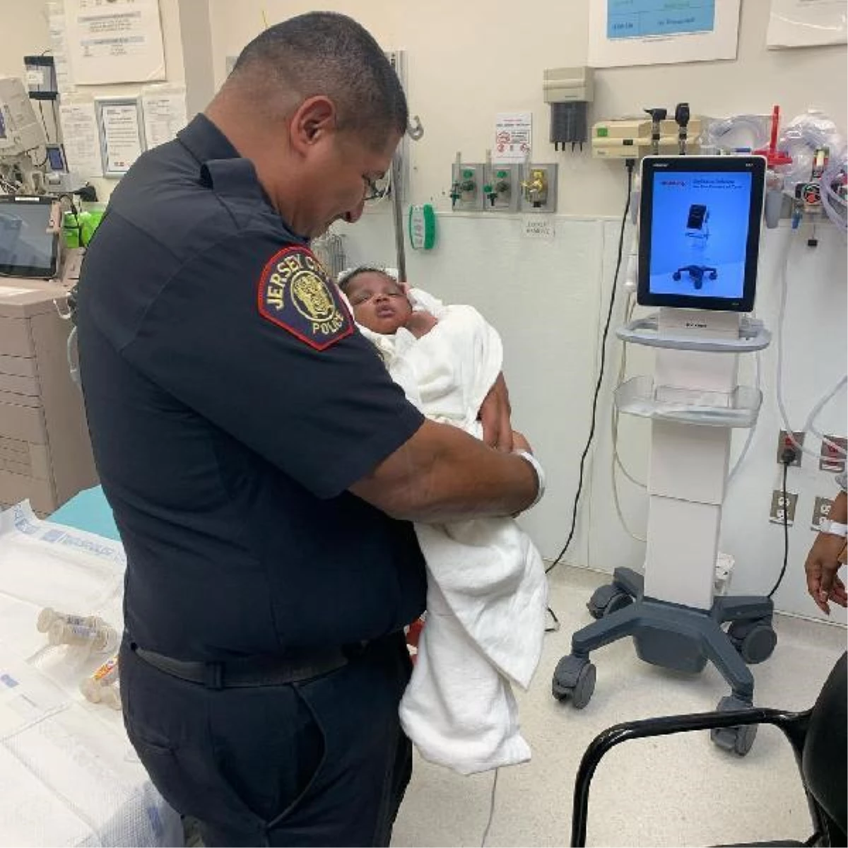 ABD\'de polis, ikinci kattan atılan 1 aylık bebeği tuttu