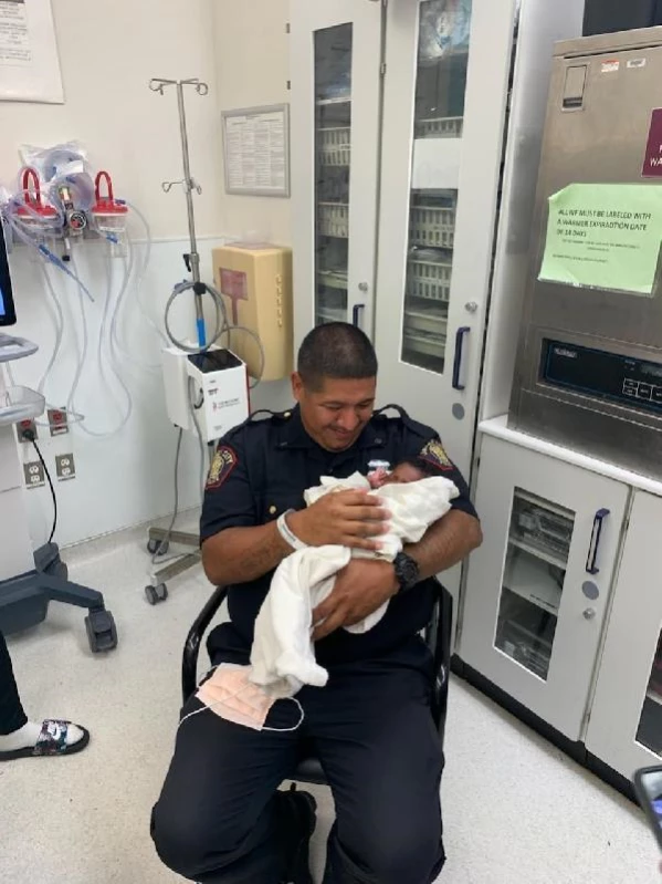 ABD'de polis, ikinci kattan atılan 1 aylık bebeği tuttu