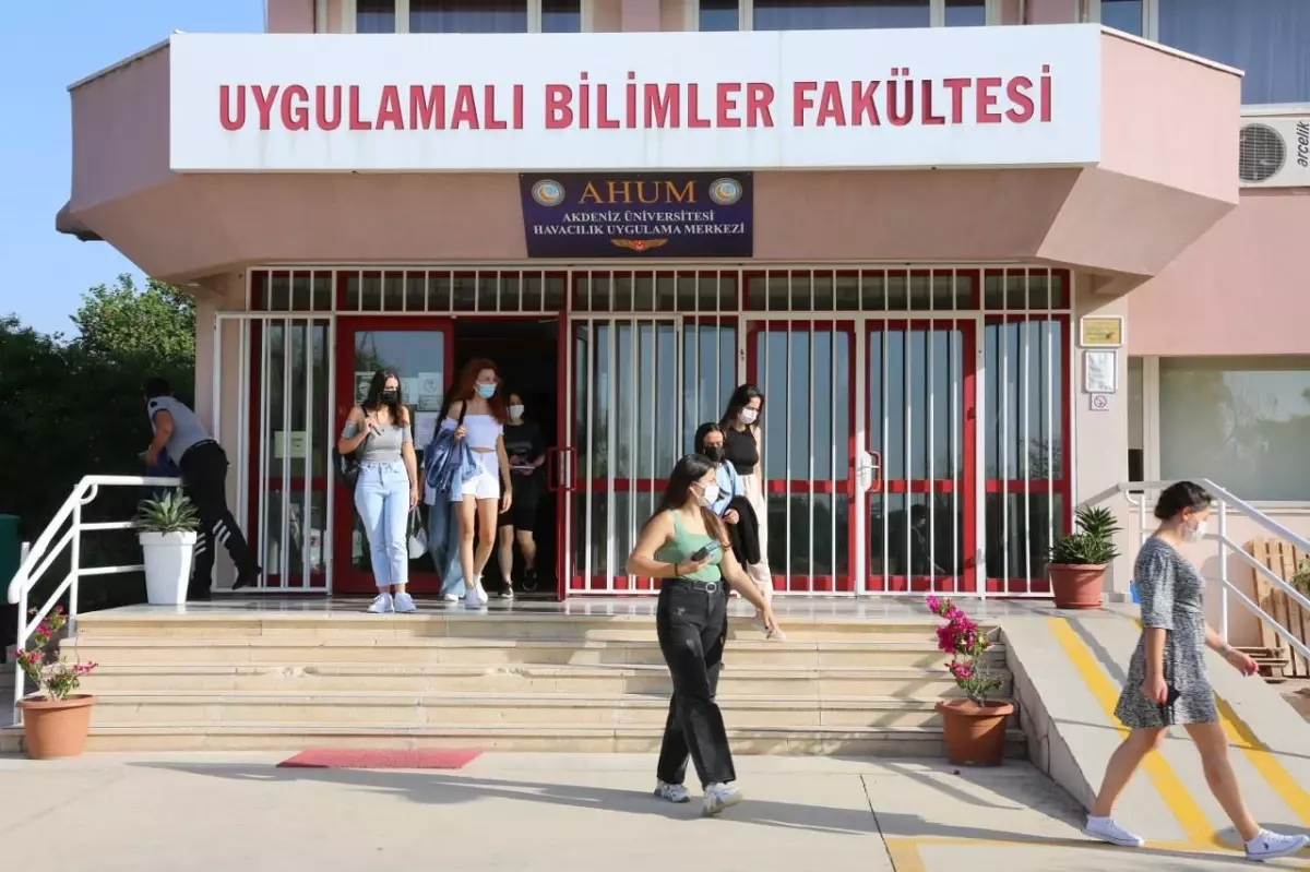 Akdeniz Üniversitesinde eğitim alınan Kovid-19 önlemleriyle başladı