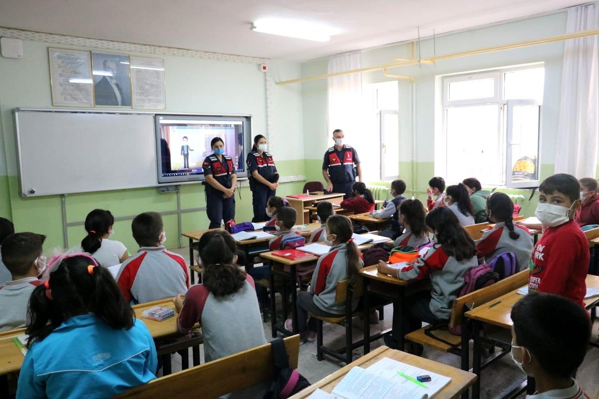 Aksaray jandarmadan minik öğrencilere güvenlik eğitimi