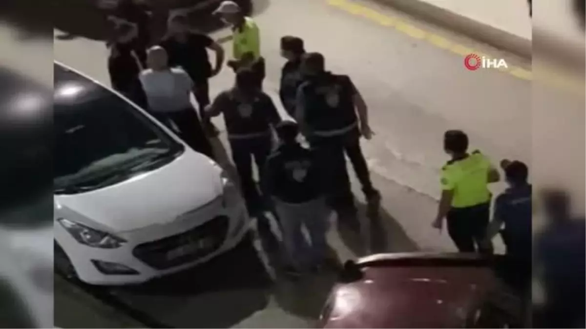 Alkollü baba polislerle tartışıp, lastiği patlak araçla çocuklarını da alıp böyle kaçtı