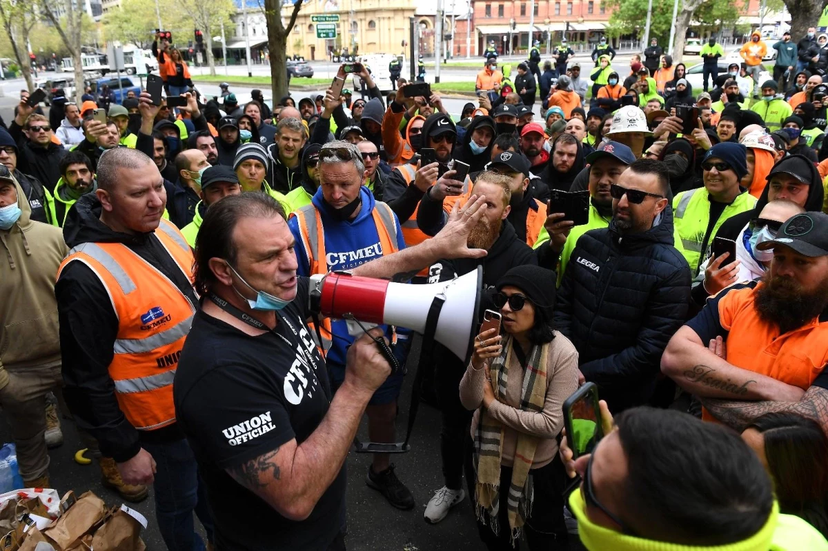 Avustralya\'da inşaat işçilerinin aşı karşıtı protestosu nedeniyle şantiyeler kapatıldı