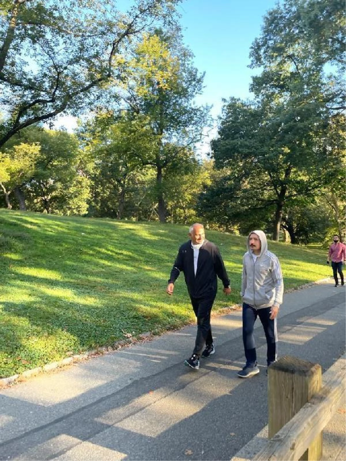 Son Dakika | Bakan Ersoy ve Bakan Muş, Central Park\'ta sabah yürüyüşü yaptı