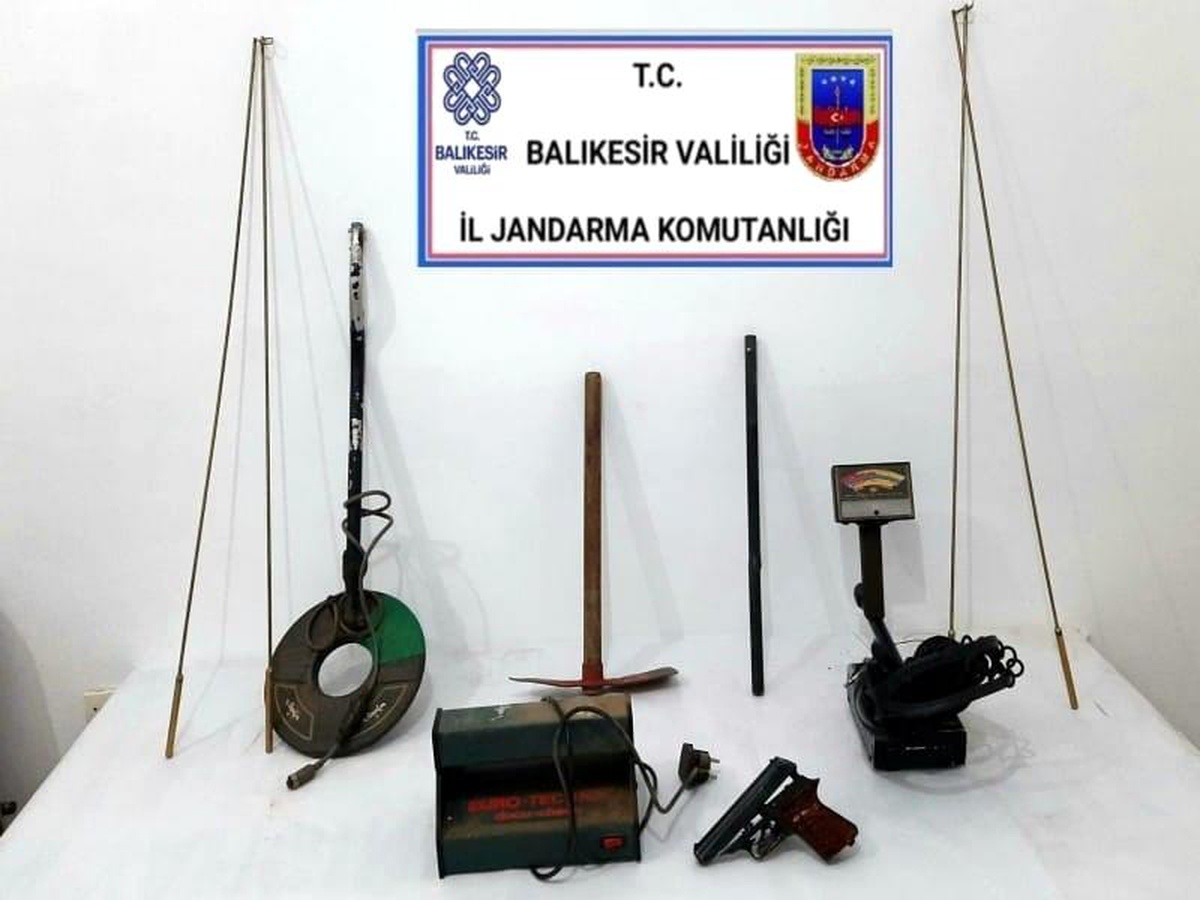 Balıkesir\'de jandarmadan 6 şahsa tarihi eser ve uyuşturucu operasyonu
