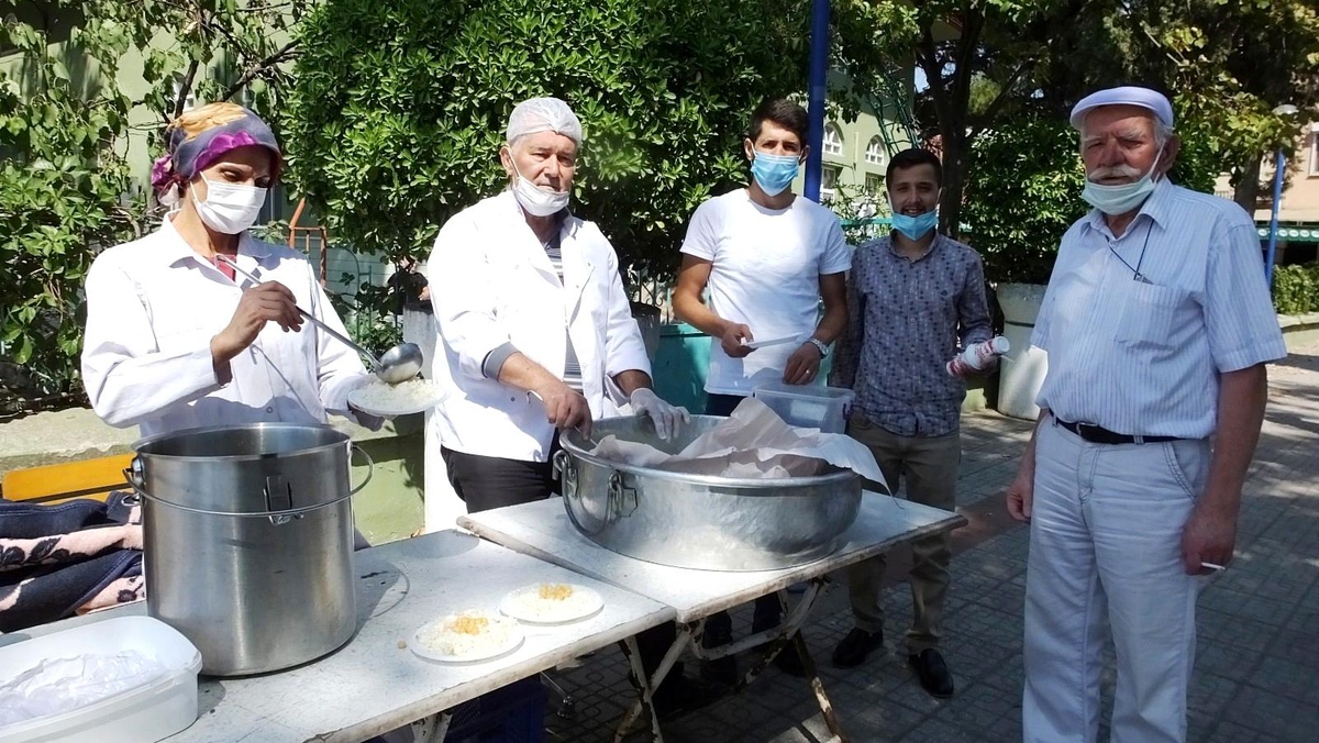Burhaniye\'de pilav ve lokma hayırları arttı