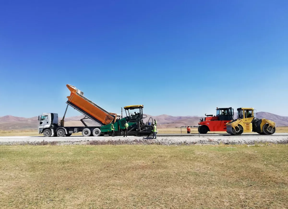 Türkiye\'nin en soğuk ilçesinde beton yol çalışması