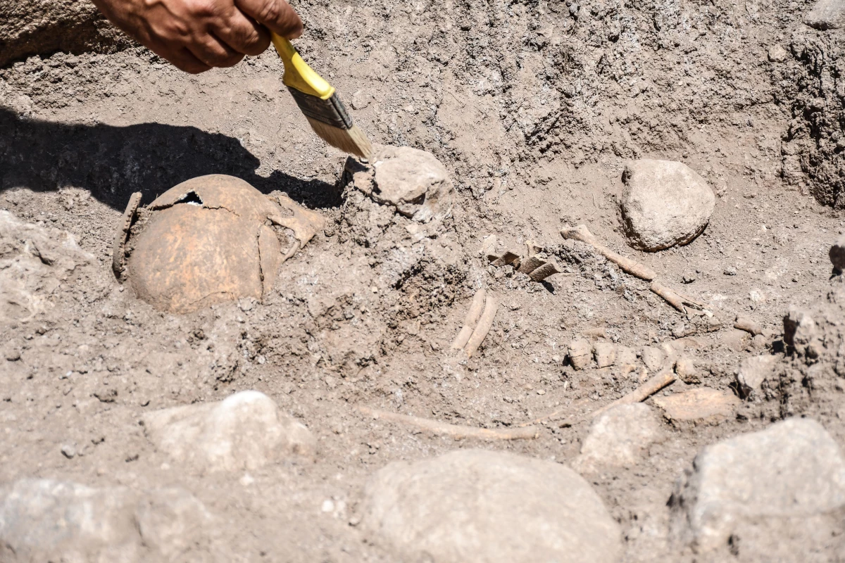 Domuztepe Höyüğü\'nde Orta Çağ Dönemi\'ne ait çocuk iskeleti bulundu
