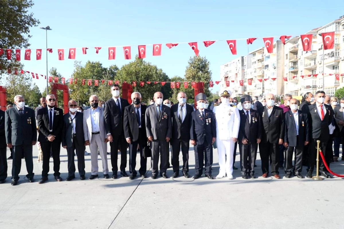 Gaziler Günü dolayısı ile Kartal\'da Atatürk Anıtı\'na çelenk sunuldu
