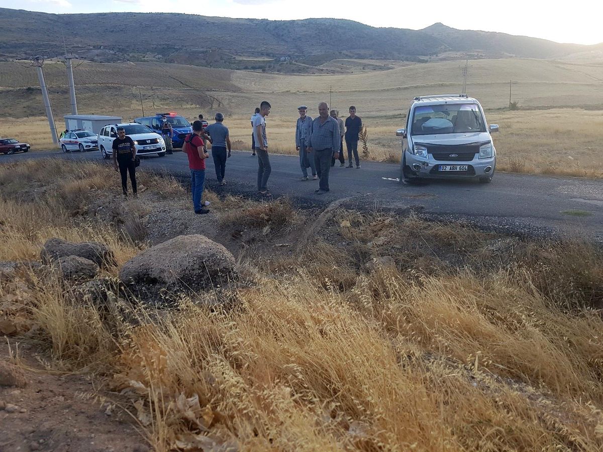 Hafif ticari araç yoldan çıktı: 2 yaralı
