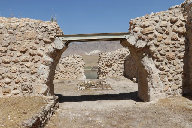 Hasankeyf'teki ters üçgen süslemeli mezar taşlarının ilçeye özgü olduğu düşünülüyor