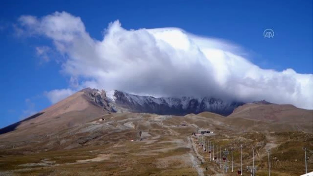 İç Anadolu\'nun en yüksek dağı Erciyes\'e kar yağdı