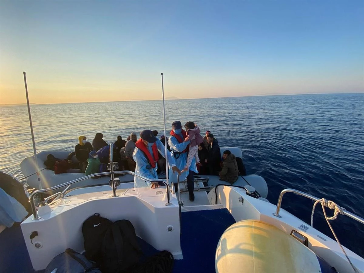 İzmir ve Aydın\'da Türk kara sularına geri itilen 161 düzensiz göçmen kurtarıldı