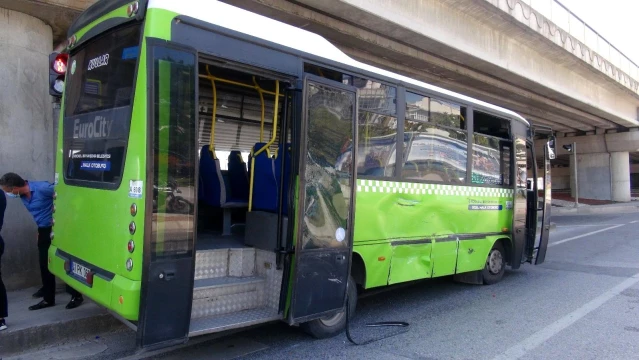 Kavşakta otobüs kazası: Şoka giren yolcular kendini kaldırıma attı