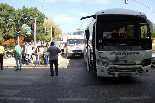 Kavşakta otobüs kazası: Şoka giren yolcular kendini kaldırıma attı