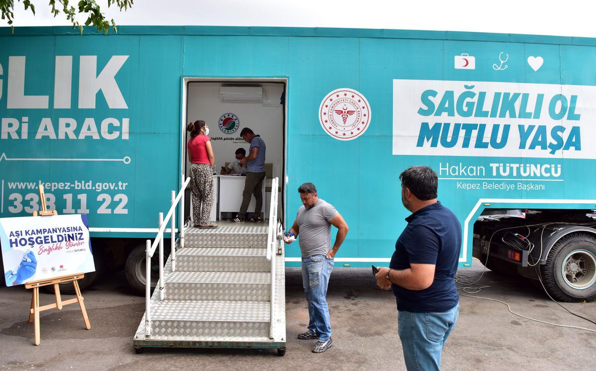 Kepez Belediyesinin sağlık ekipleri Kovid-19\'a karşı aşılama çalışmaları yapıyor