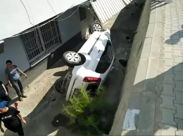 Motosiklete çarpmamak için direksiyonu kıran sürücü evin bahçesine uçtu: 3 yaralı Motosiklete çarpmamak için direksiyonu kıran sürücü evin bahçesine uçtu: 3 yaralı