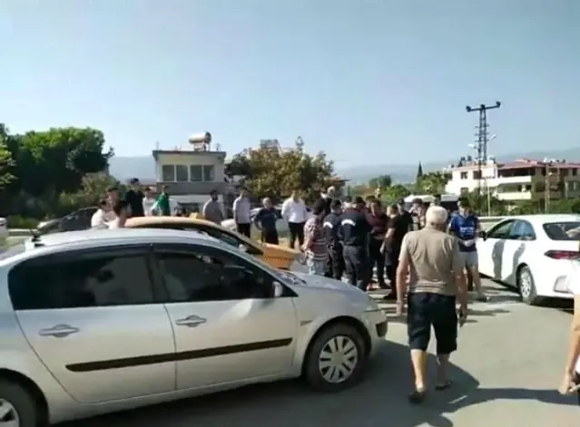 Motosiklete çarpmamak için direksiyonu kıran sürücü evin bahçesine uçtu: 3 yaralı Motosiklete çarpmamak için direksiyonu kıran sürücü evin bahçesine uçtu: 3 yaralı