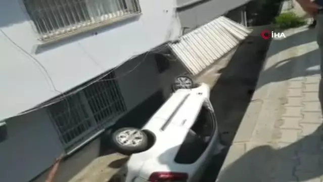 Motosiklete çarpmamak için direksiyonu kıran sürücü evin bahçesine uçtu: 3 yaralı Motosiklete çarpmamak için direksiyonu kıran sürücü evin bahçesine uçtu: 3 yaralı