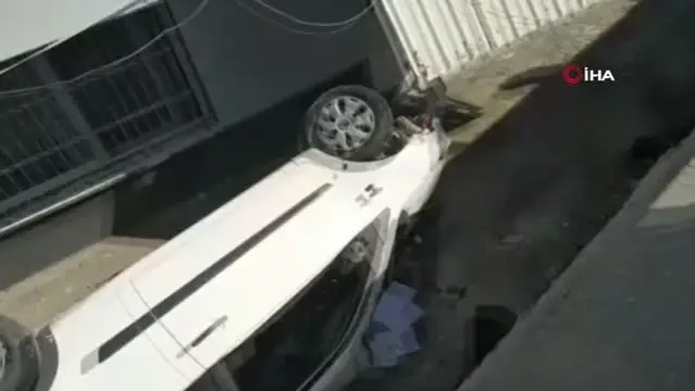 Motosiklete çarpmamak için direksiyonu kıran sürücü evin bahçesine uçtu: 3 yaralı Motosiklete çarpmamak için direksiyonu kıran sürücü evin bahçesine uçtu: 3 yaralı