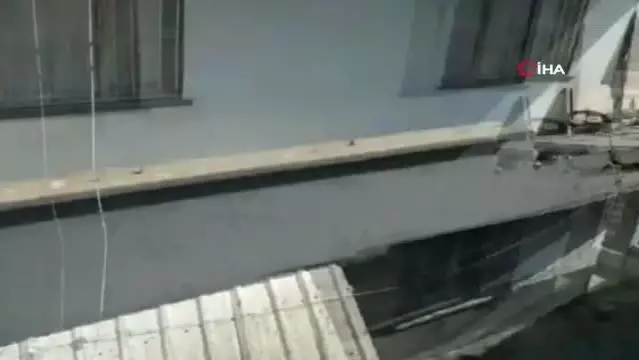 Motosiklete çarpmamak için direksiyonu kıran sürücü evin bahçesine uçtu: 3 yaralı Motosiklete çarpmamak için direksiyonu kıran sürücü evin bahçesine uçtu: 3 yaralı