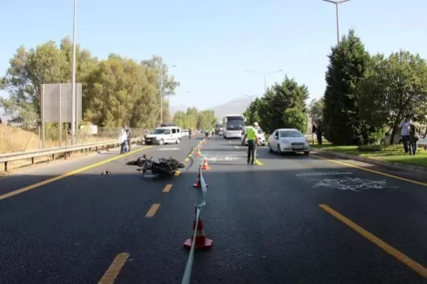 Motosikletle otobüse sürtüp, yola savrulan kasksız sürücü öldü