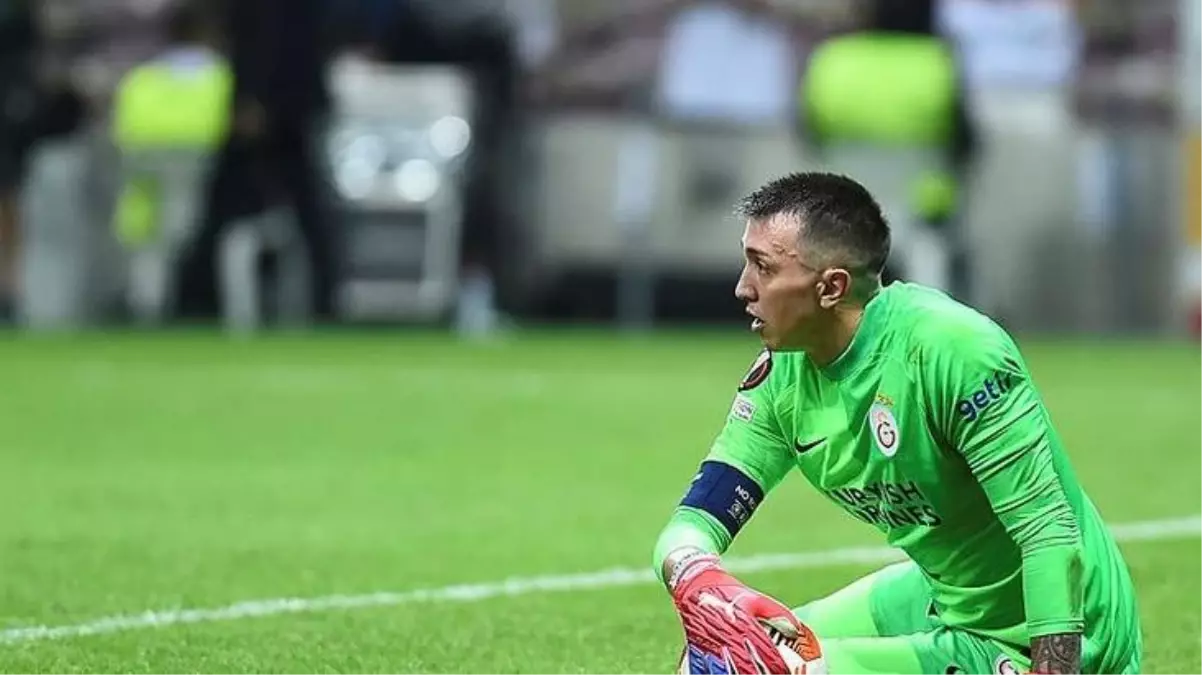 Muslera, koridorda rakip futbolcuyu bekleyip saldırmaya kalkıştı