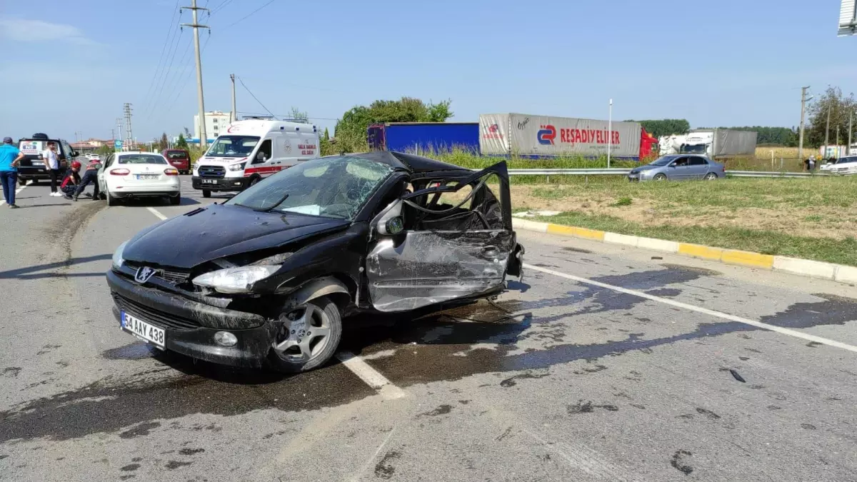 Sakarya\'da iki otomobilin çarpışması sonucu 1 kişi öldü, 3 kişi yaralandı