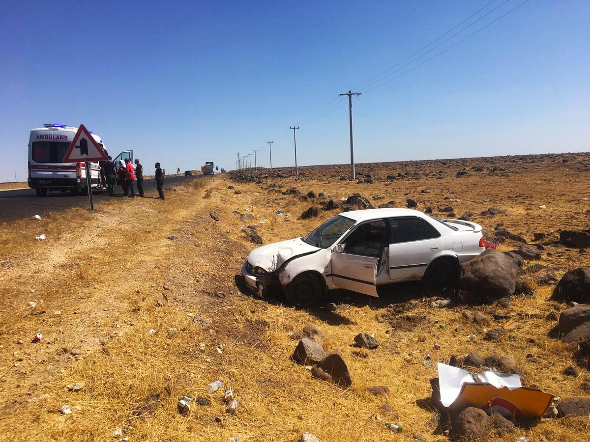 Şanlıurfa\'da otomobil şarampole devrildi: 2 yaralı