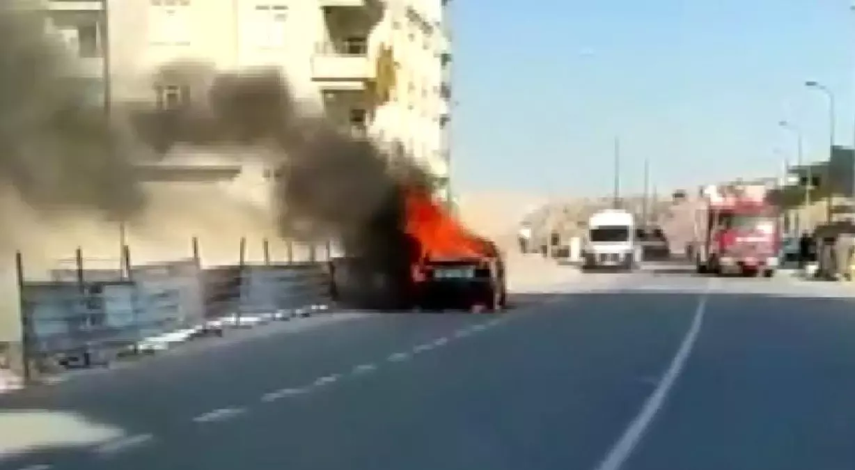 Şanlıurfa\'da park halindeki otomobil alev topuna döndü